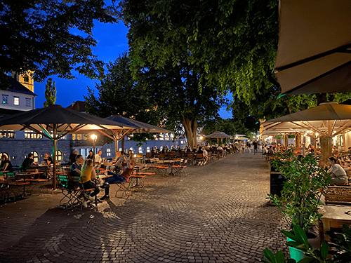 Terrasses de bars sur les bords de la Ljubljanica à Ljubljana en Slovénie