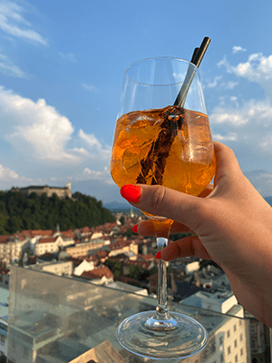 Aperol spritz depuis le bar rooftop Neboticnik dans la capitale slovène