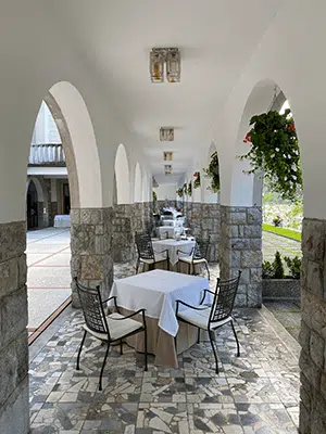 Vue des tables extérieures du restaurant de la Villa Bled a Bled Slovénie