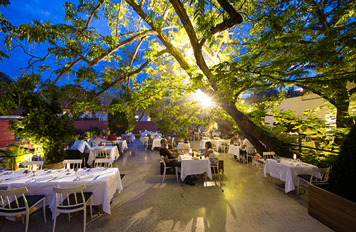AS_terrace2_Gostilna_AS_Foto Blaz Zupancic_ok Ljubljana capitale de la Slovénie, ne ressemble à aucune autre capitale européenne. Elle présente de nombreux atouts et a été élue en 2016, la capitale la plus verte d’Europe.