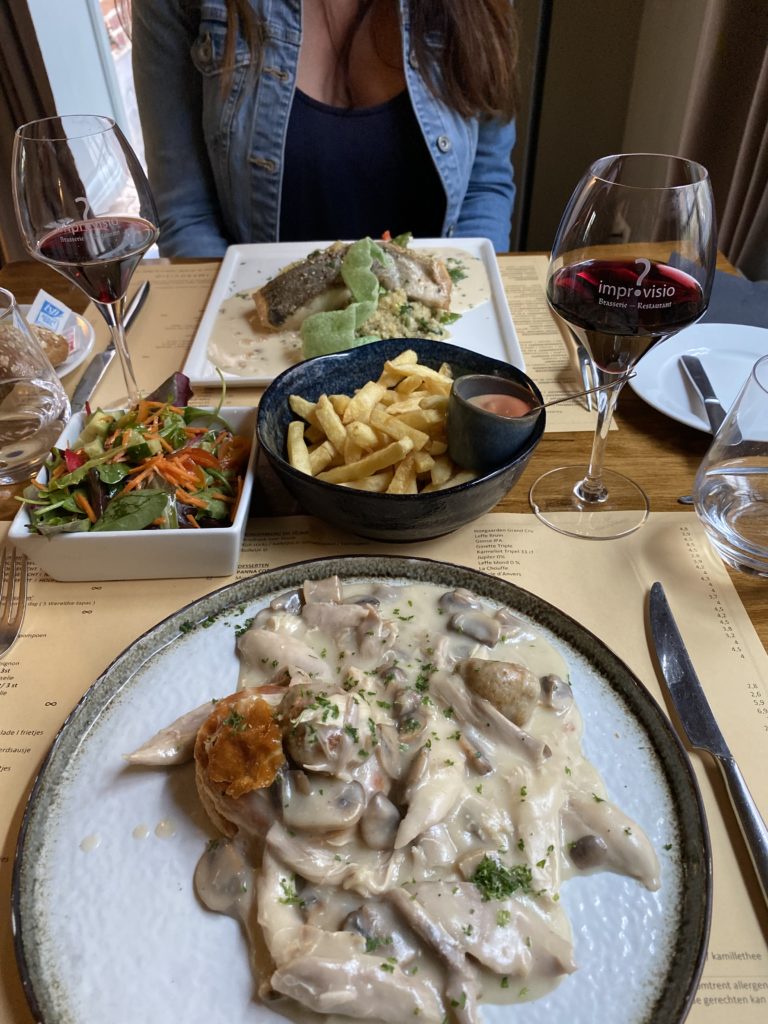 Vol au vent frites et poisson servis au restaurant Improvisio lors de notre week-end à Leuven