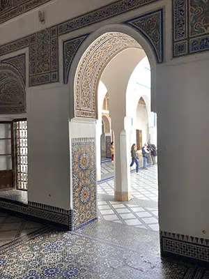 L’intérieur du palais de la Bahia à Marrakech au Maroc