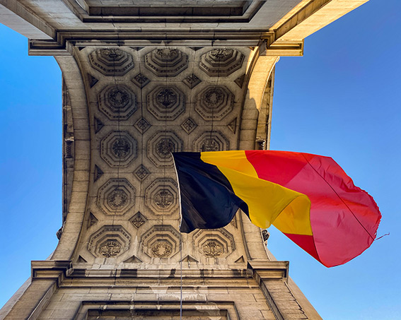 Sous les arcades du Cinquantenaire flotte un grand drapeau belge à Bruxelles