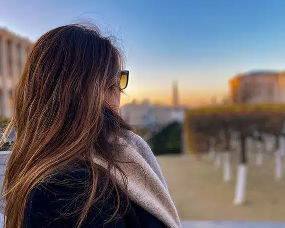 Jeune femme profitant de la vue depuis le parc du Mont des Arts à Bruxelles