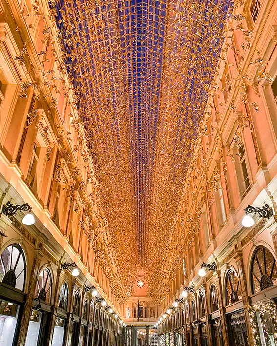 La verrière illuminée est décorée d'origamis des Galeries Royales Saint-Hubert à Bruxelles