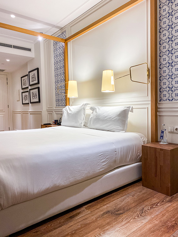 Le lit et la belle décoration d'une chambre de l'hôtel H10 de Lisbonne