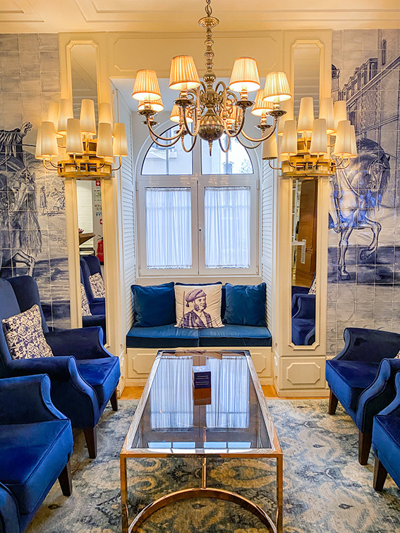 Salon du bar de l'hôtel H10 Duque de Loulé, dans les tons blancs et bleus.