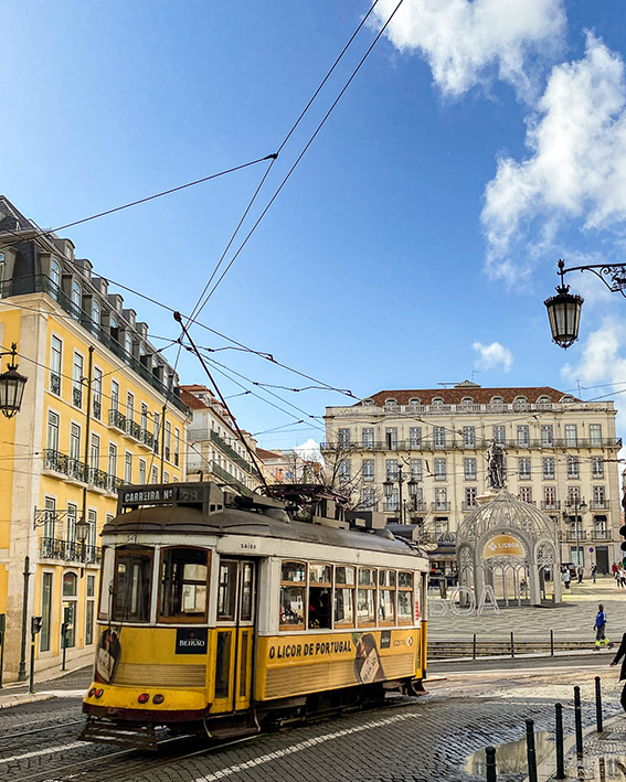 le tram jaune 28 dans le quartier du Chiado, et plus précisément sur la Praca Luis de Camoes à Lisbonne