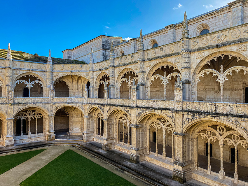 Le cloître du monastère des Hiéronymites vu depuis le premier étage dans le quartier de Belém à Lisbonne