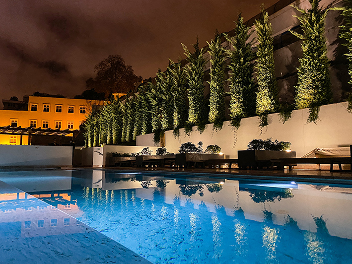 Piscine et jardins de l'hôtel The One dans le centre de Lisbonne, vus de nuit.