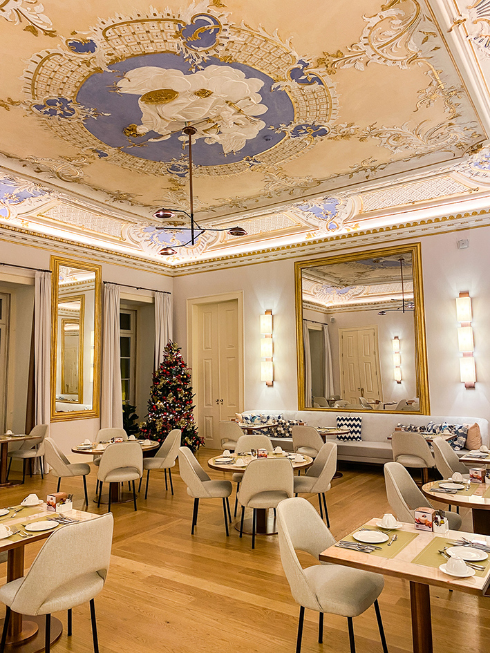 Salle du restaurant Condes de Ericeira avec son plafond décoré de fresques et son parquet en bois.