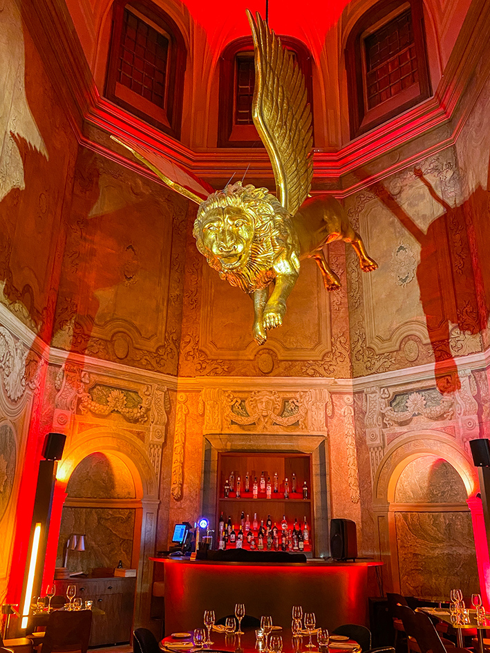 La salle incroyable du restaurant Palacio Chiado avec son lion ailé suspendu au plafond