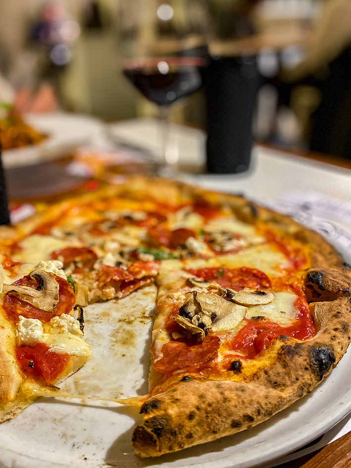 Pizza ricoota, salami et champignons au Forno d'Oro, la meilleure pizzeria de Lisbonne
