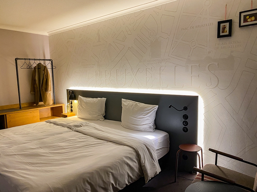 le chambre avec son très grand lit double dans le Pentahotel Brussels. Une bonne adresse où dormir à Bruxelles