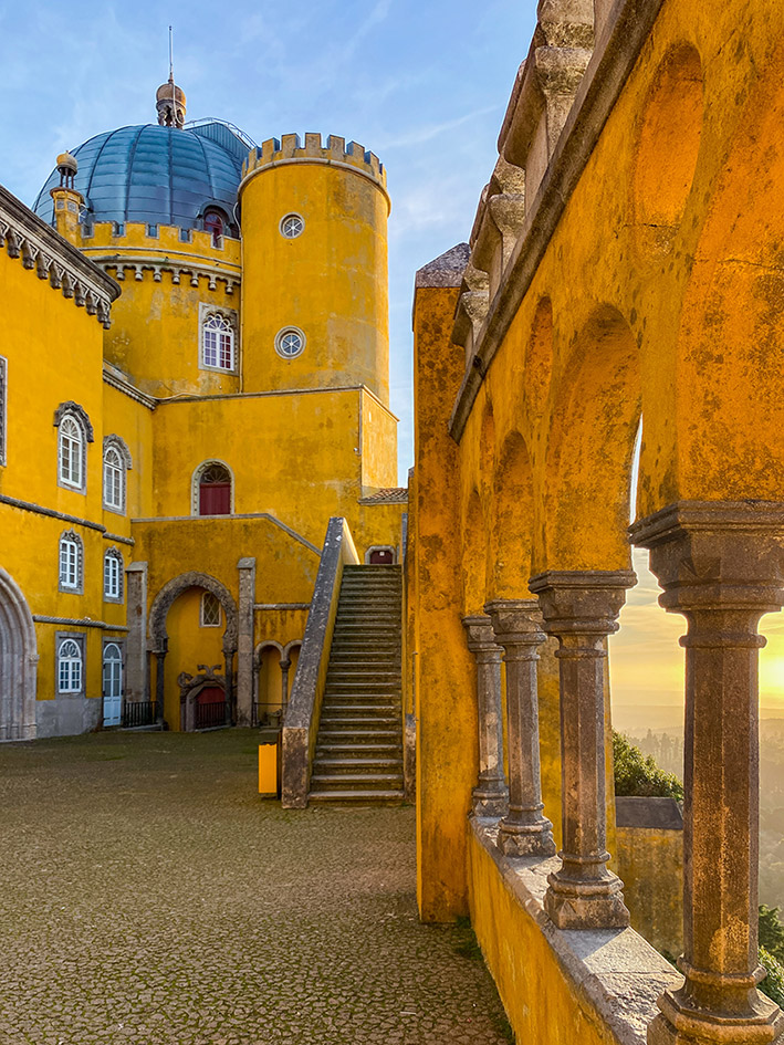 La terrasse de la Reine avec ses murs jaunes et sa vue sur la vallée de Sintra au Palais National de la Pena