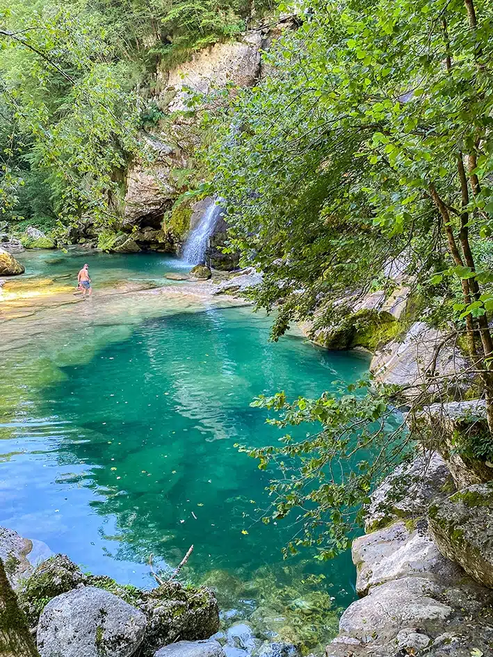 La cascade Virje et son eau couleur vert émeraude, dans la vallée de la Soca à proximité du village de Bovec en Slovénie