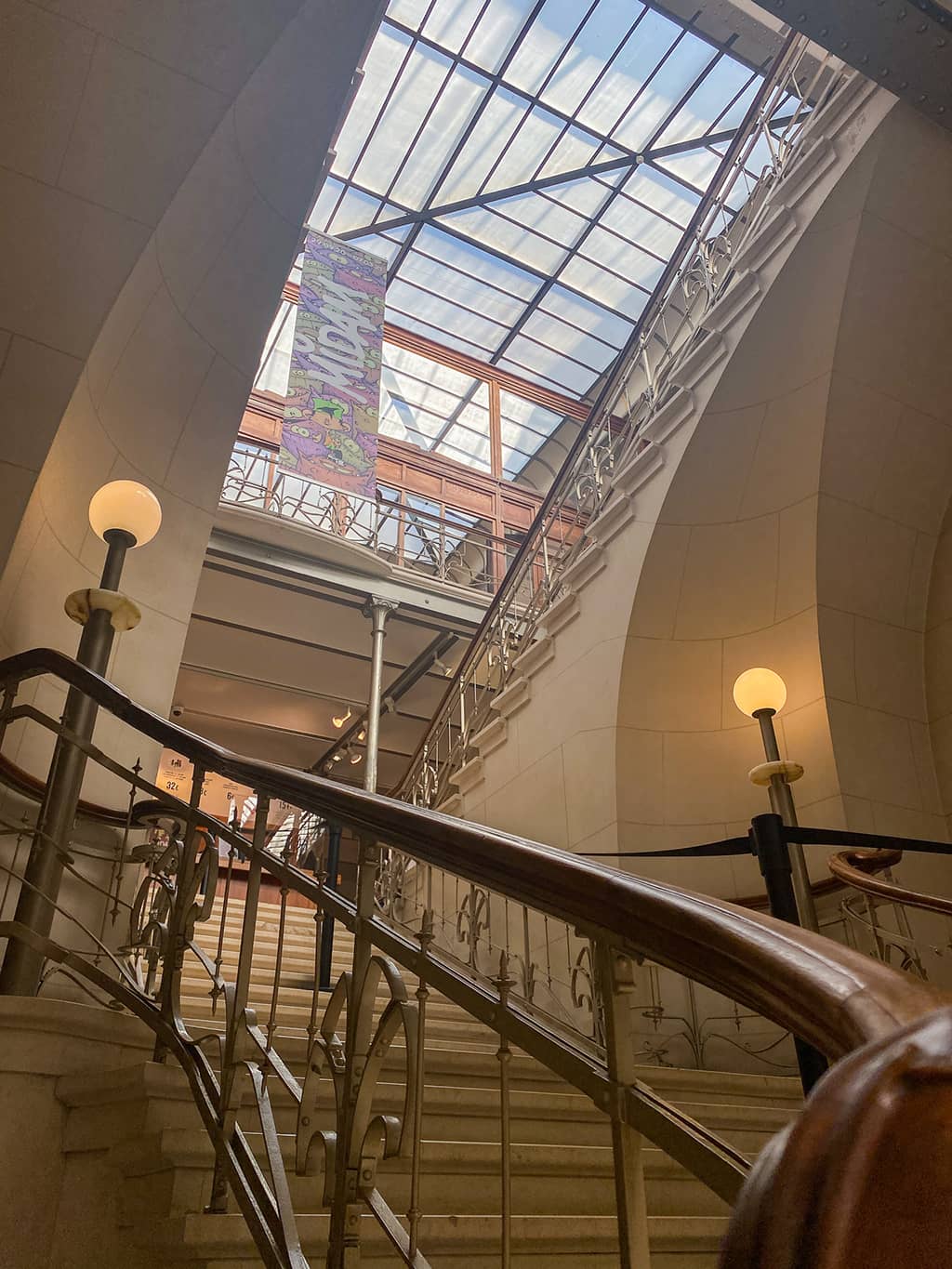 Escalier dans le hall d'entrée du bâtiment Art Nouveau menant au musée de la BD de Bruxelles.