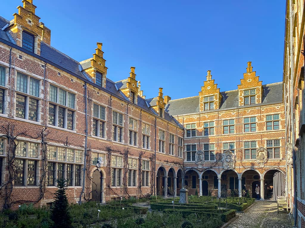 visiter-anvers-29 La cour intérieure du musée Plantin-Moretus par une belle journée ensoleillée lors de notre week-end à Anvers.