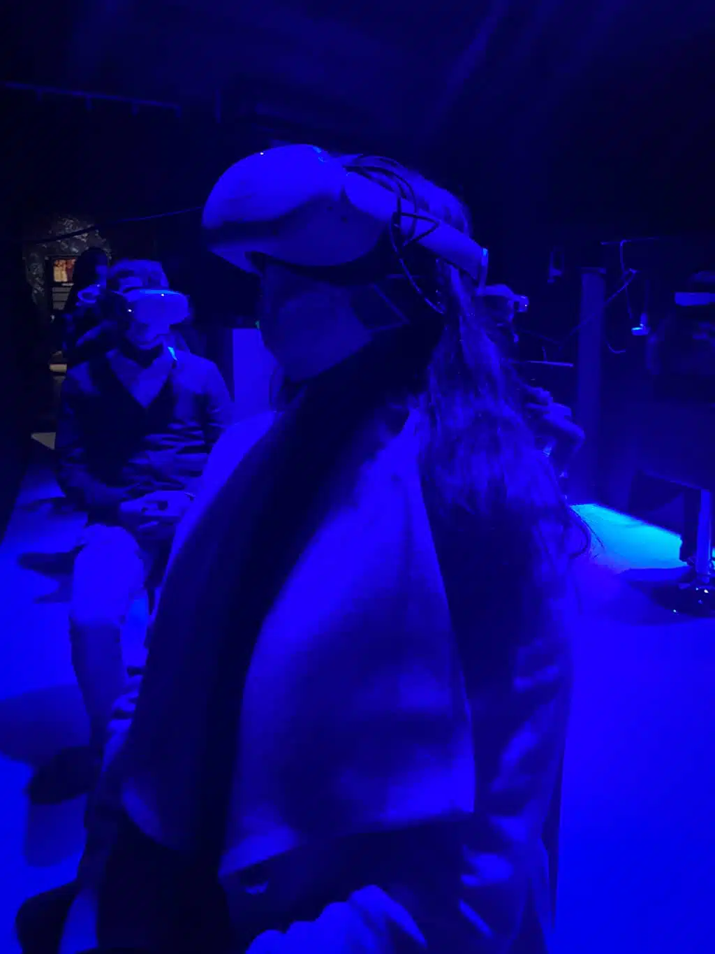 Une jeune femme portant un casque de réalité virtuelle lors de l'exposition Klimt de Bruxelles