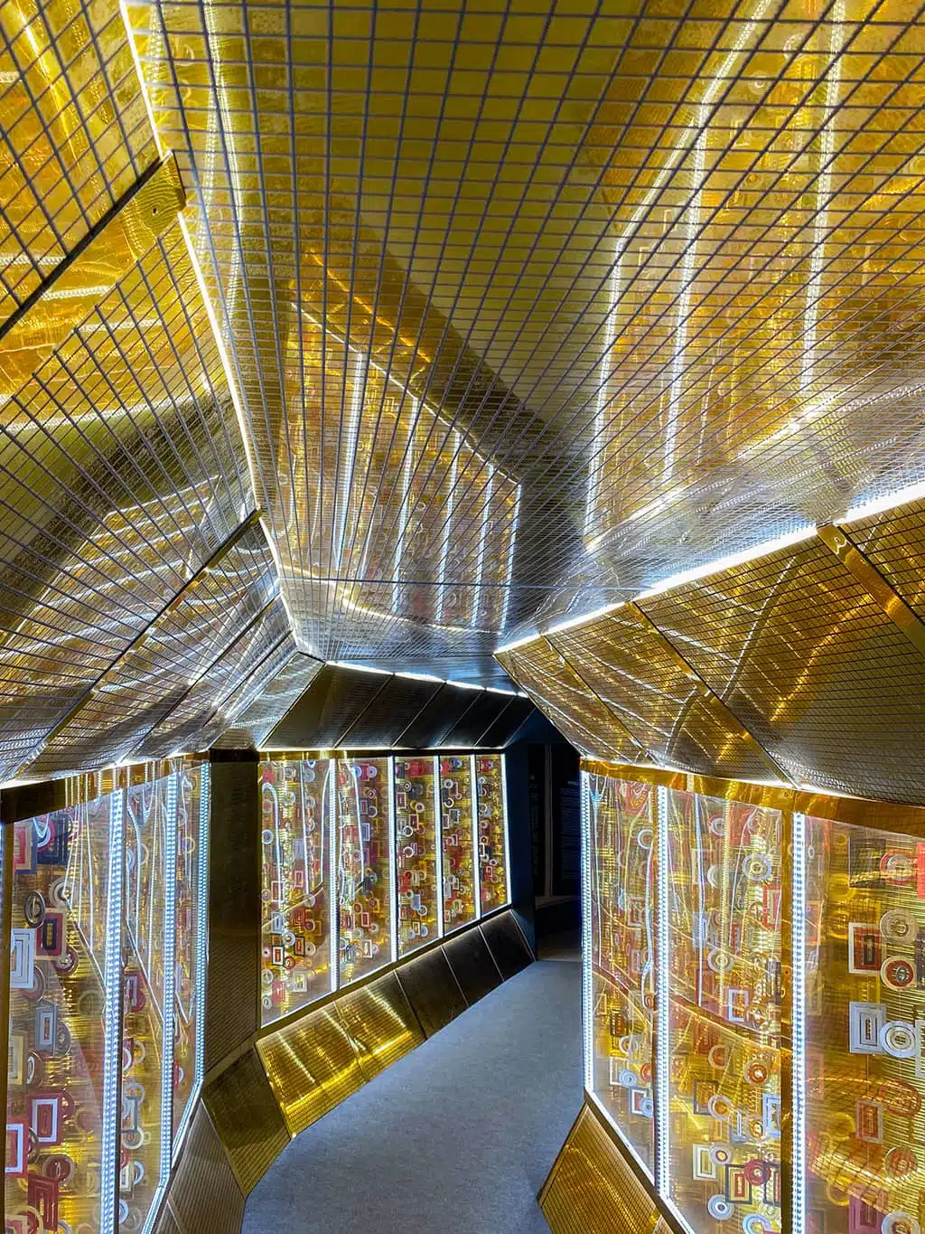 Couloir doré menant à la salle de projection à l'exposition Klimt de Bruxelles