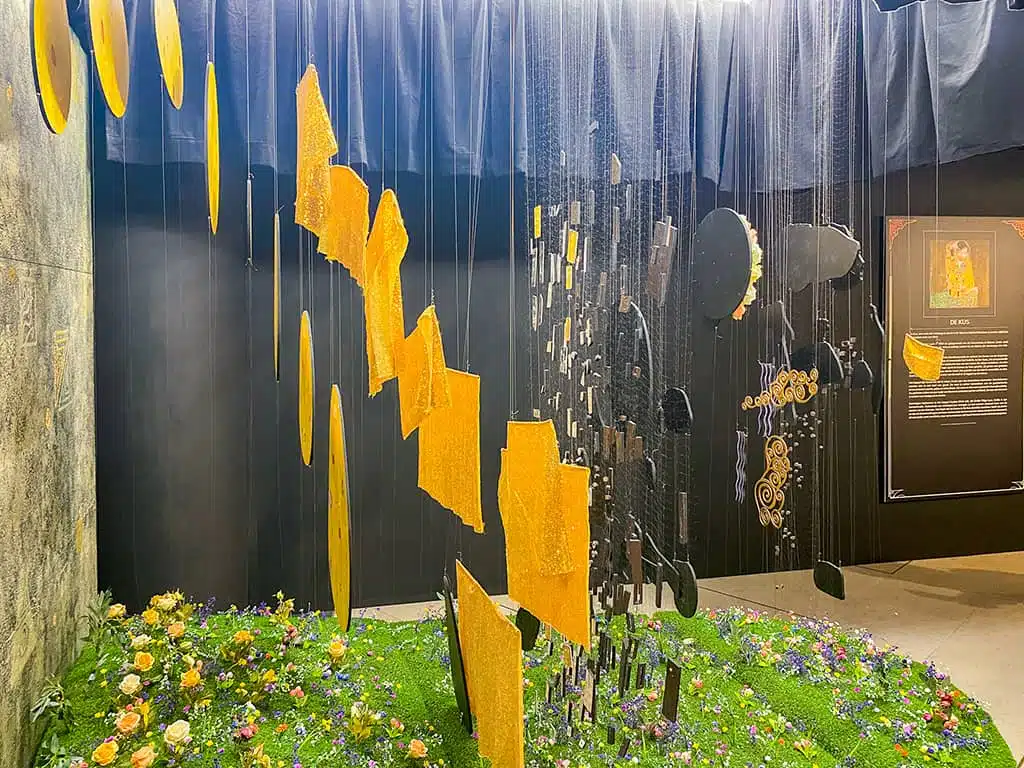 La reproduction du tableau, le Baiser de Klimt, à l'exposition immersive Klimt de Bruxelles