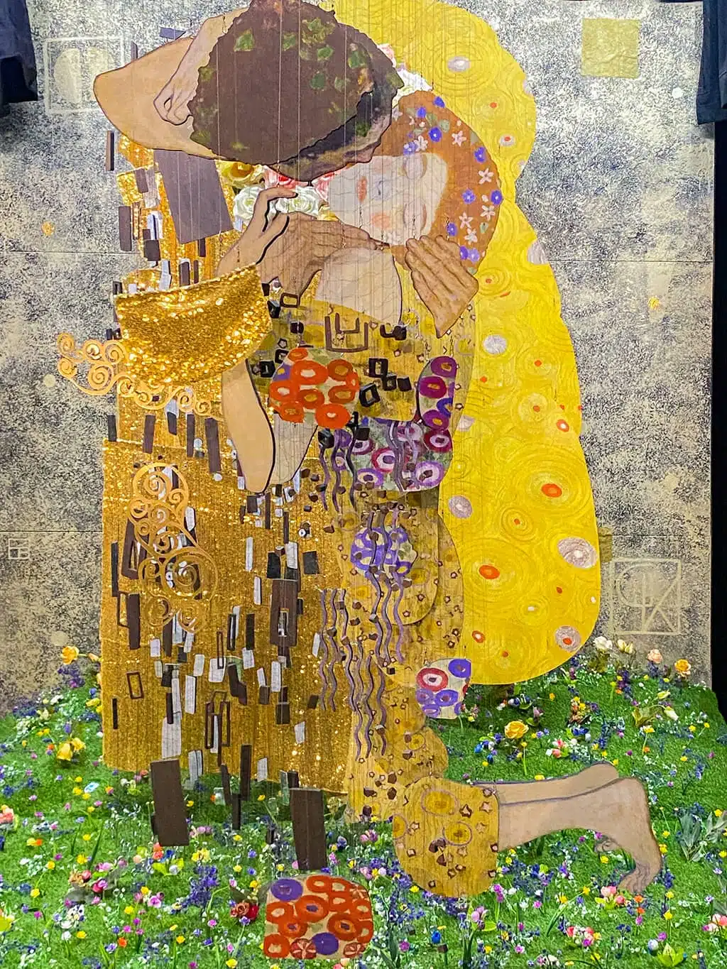 La reproduction en 3D du tableau, le Baiser de Gustav Klimt, présenté à l'expo immersive à Bruxelles