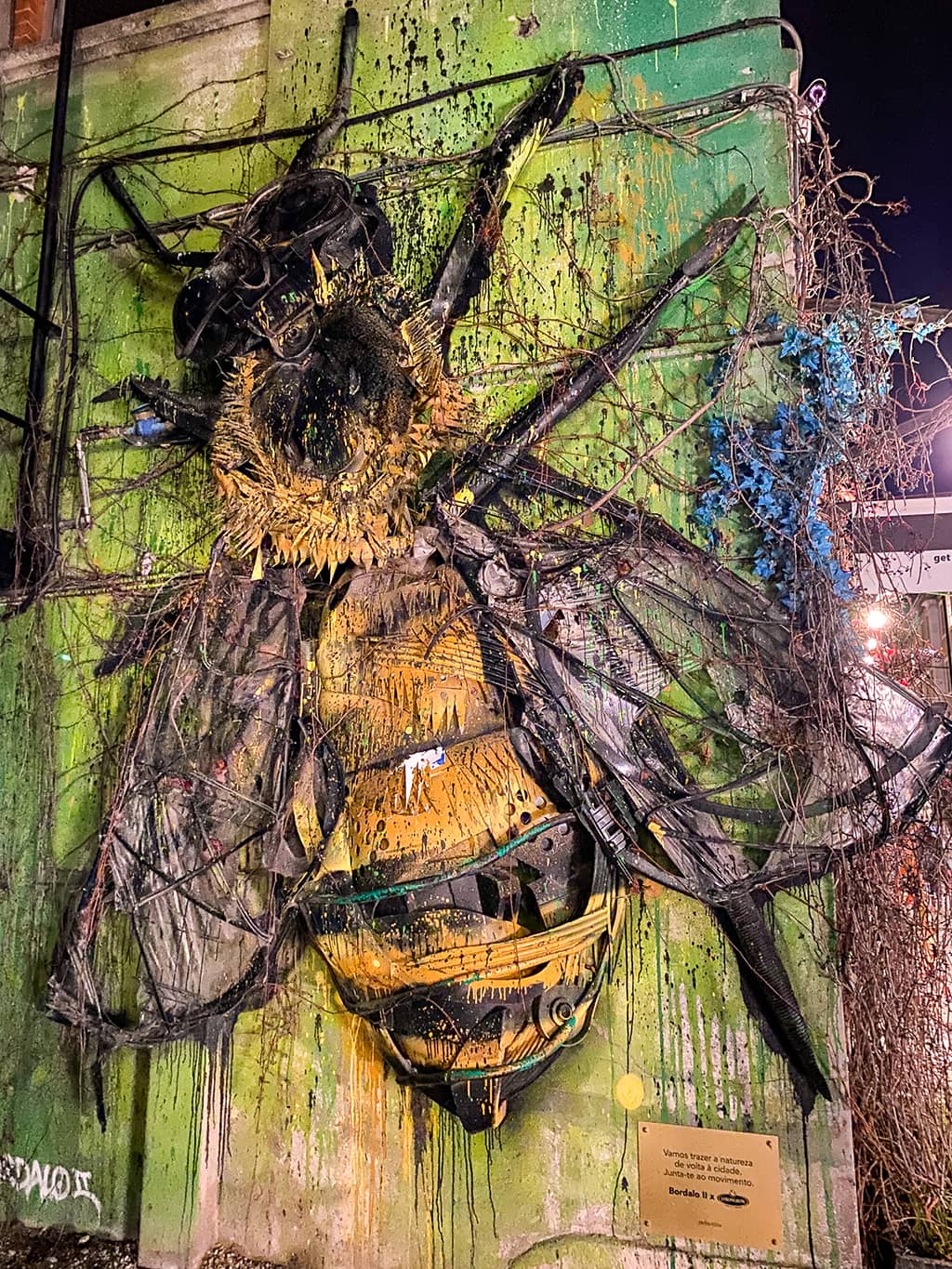 L'abeille, célèbre oeuvre de l'artiste, Bordalo II, à l'entrée du quartier LX Factory à Lisbonne.