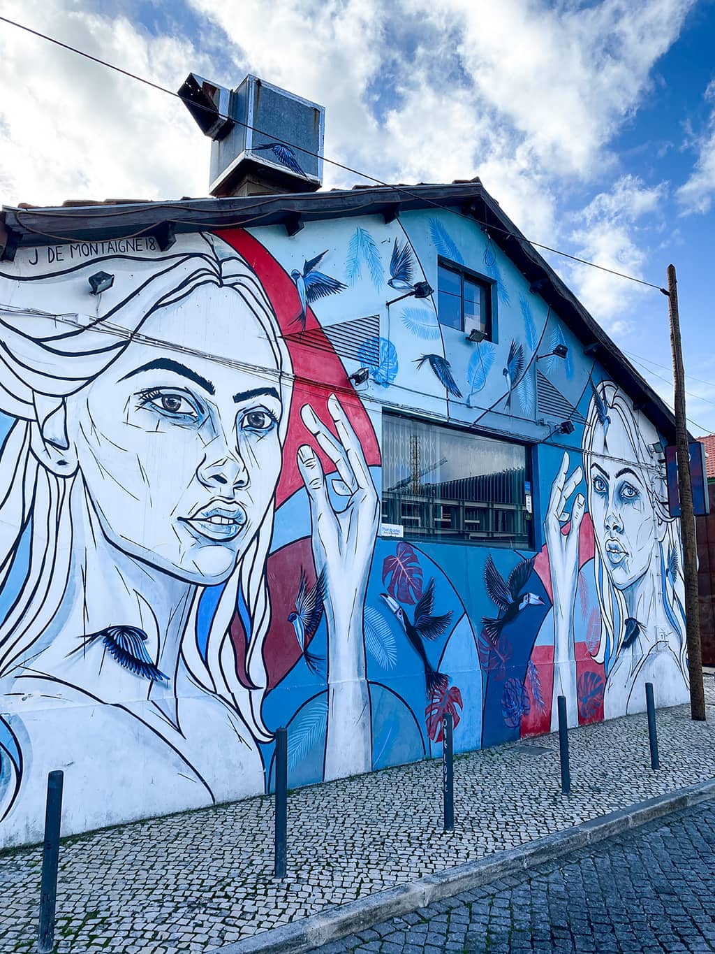Oeuvre de streetart sur une façade à Lisbonne au Portugal