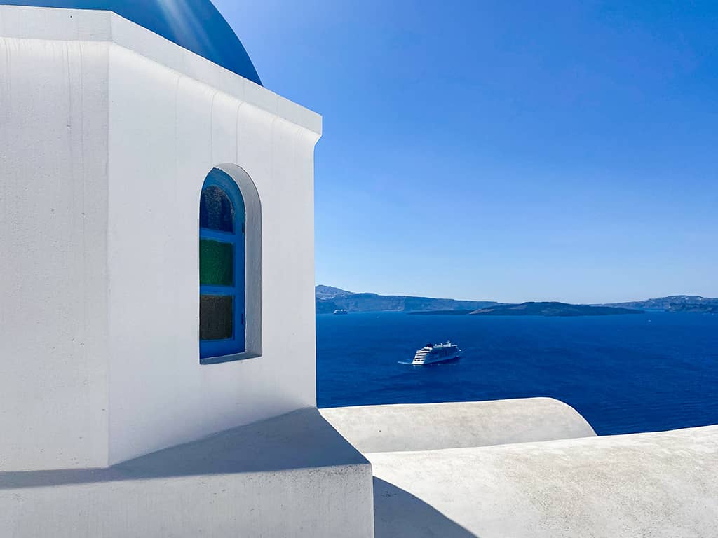 voyage-santorin-16 Chapelle typique au toit bleu et aux murs blancs dans le village d'Oia sur l'île de Santorin