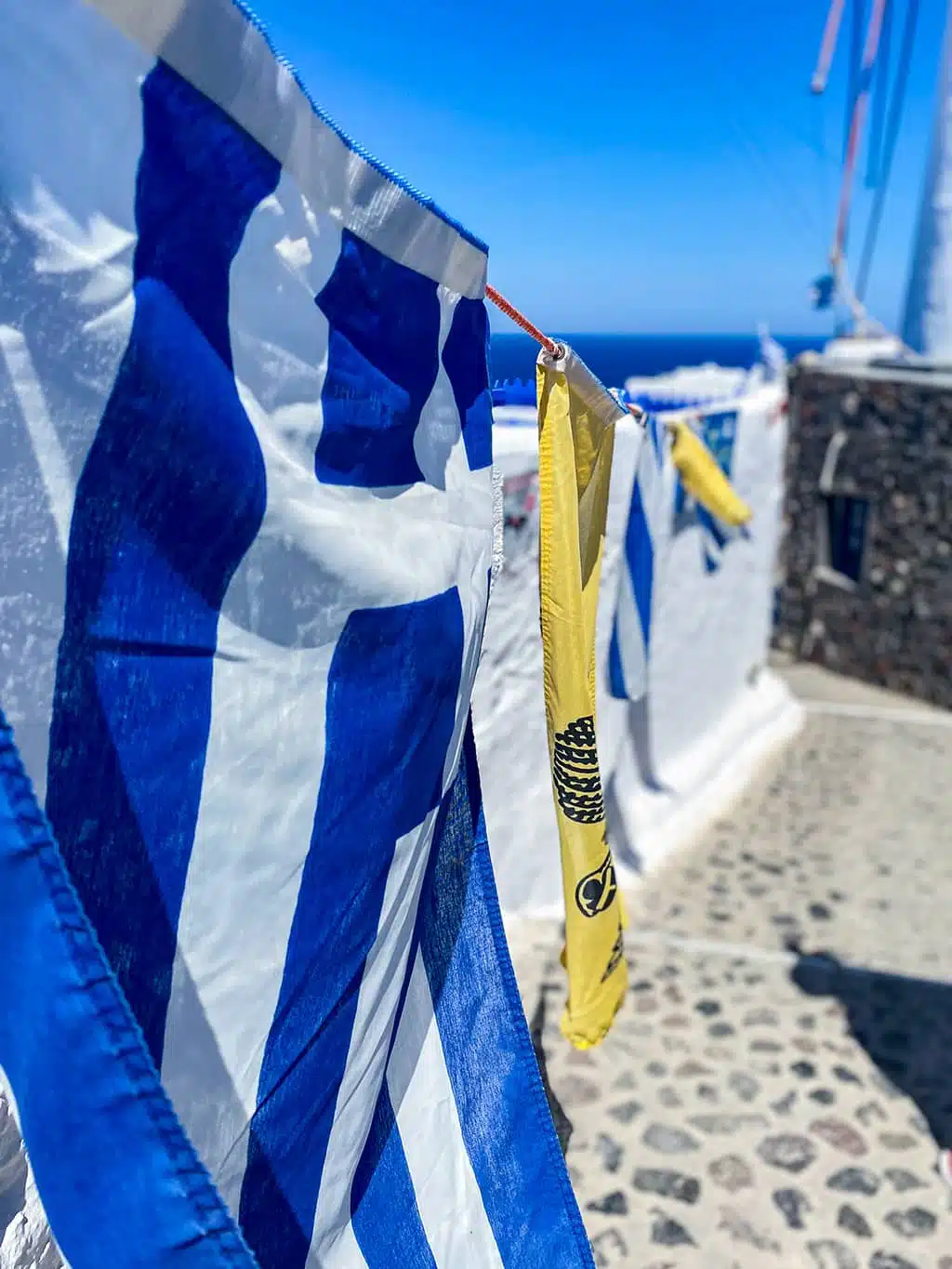 Drapeau grec flottant au vent sur l'île de Santorin.