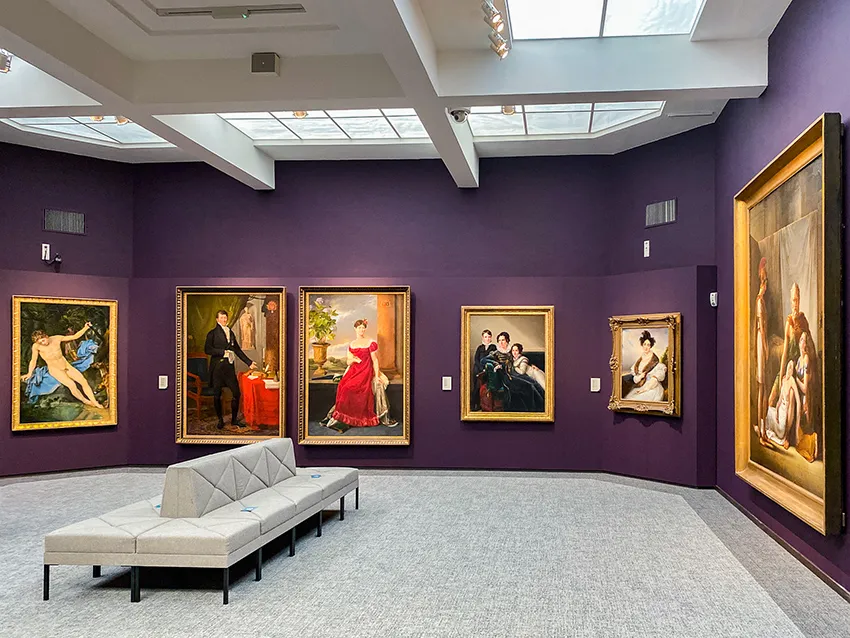 Une salle présentant de nombreuses peintures dans le musée Groeninge de Bruges.