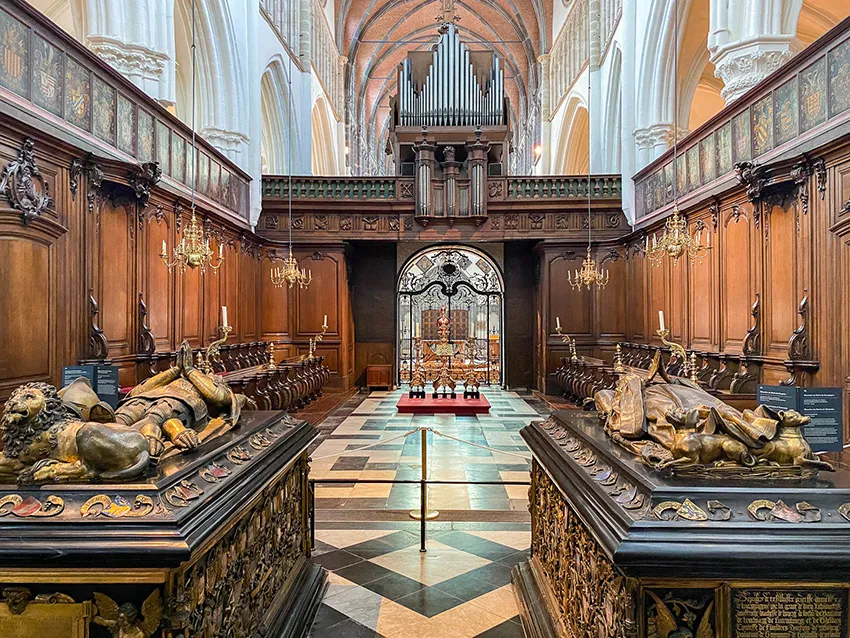 Les mausolées de Charles le Téméraire et Marie de Bourgogne, dans Onze-Lieve-Vrouwekerk à Bruges.