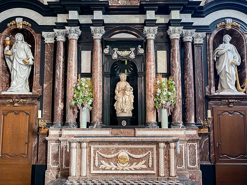 La sculpture, la Vierge à l'Enfant, que l'on doit à Michel-Ange et qui se trouve dans l'église Notre-Dame de Bruges.