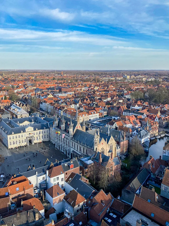 la place du Bourg vue depuis le sommet du Beffroi situé sur la Grand-Place de Bruges. Un endroit parfait pour contempler la Venise du Nord lors de votre week-end à Bruges.