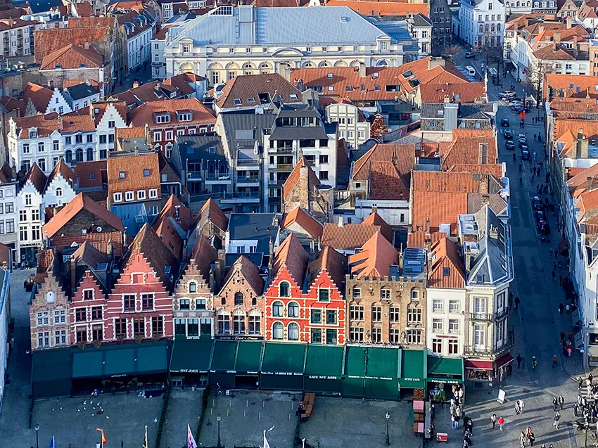Les maisons colorées et séculaires vues depuis le sommet du Beffroi de Bruges et situées sur le Markt