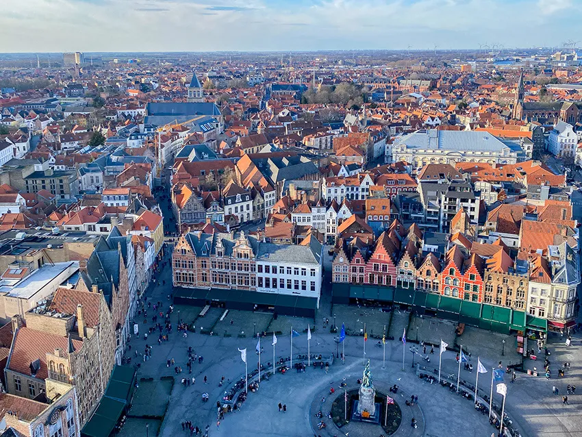 La vue sur le Markt, la Grand-place de Bruges depuis le sommet du Beffroi, qui est inscrit au Patrimoine Mondial de l'UNESCO.