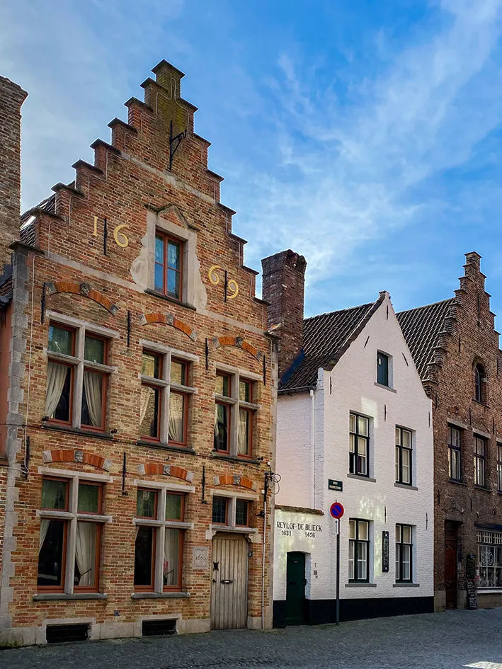 Des maisons séculaires dans le centre de Bruges sous le soleil.