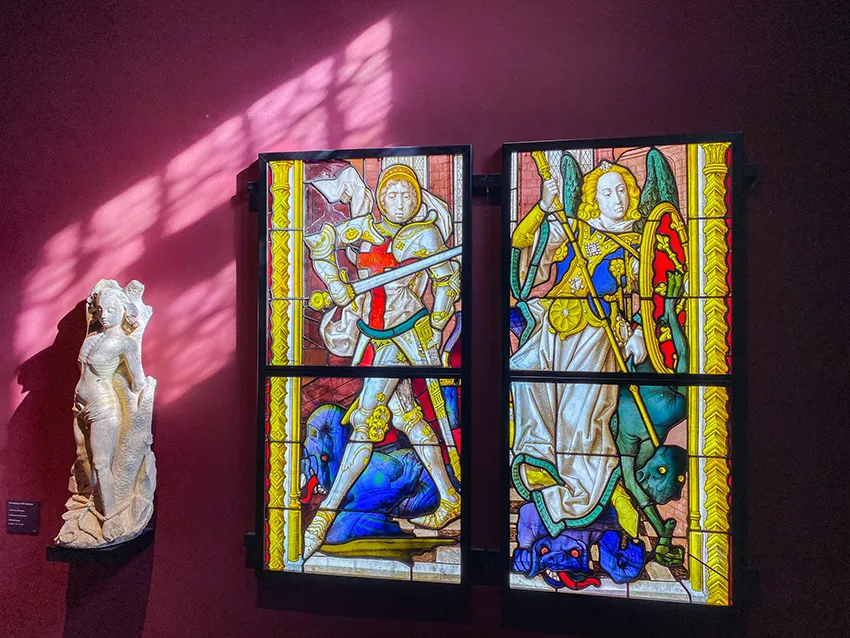 Des vitraux et une sculpture de femme, à voir lors de votre visite du Gruuthusemuseum de Bruges