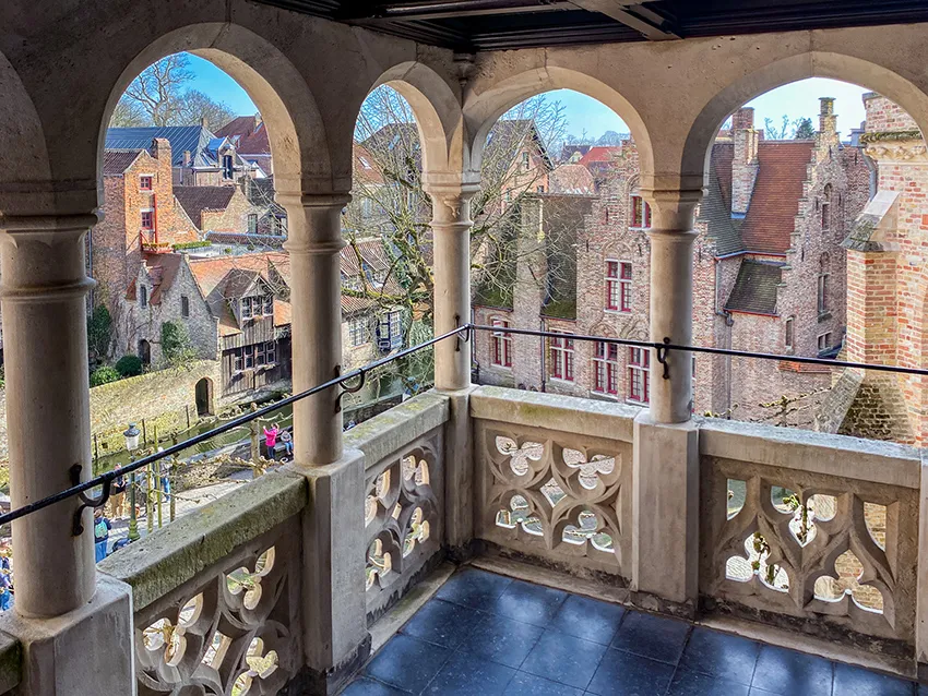La vue depuis le balcon du Palais Gruuthuse à Bruges. La visite du Gruuthusemuseum est un incontournable lors de votre week-end à Bruges