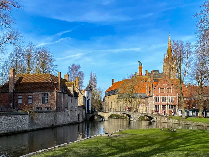 Les canaux et le pont menant à l'entré du Béguinage de Bruges, inscrit au Patrimoine Mondial de l'UNESCO