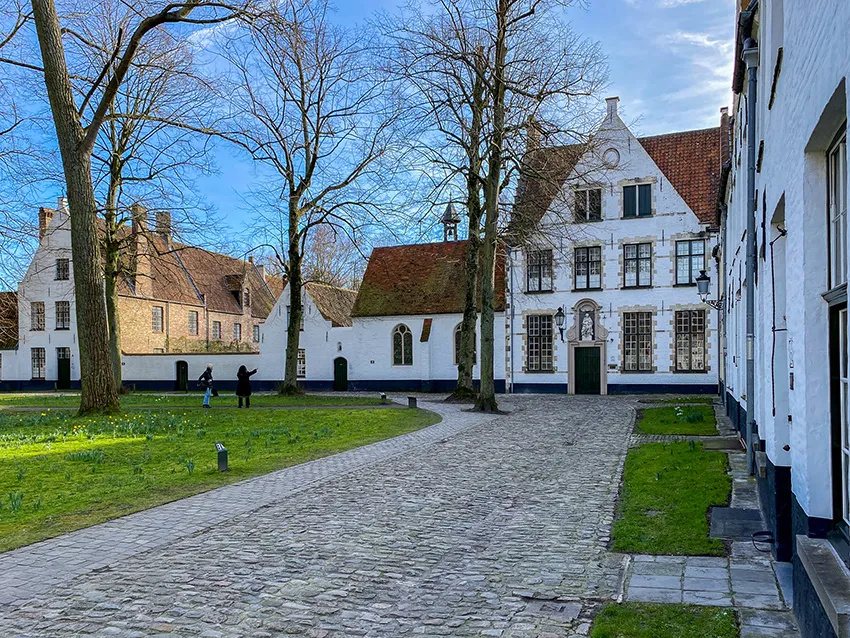 Les maisons blanches qui logeaient les béguines. Une visite incontournable lors de votre city trip à Bruges.