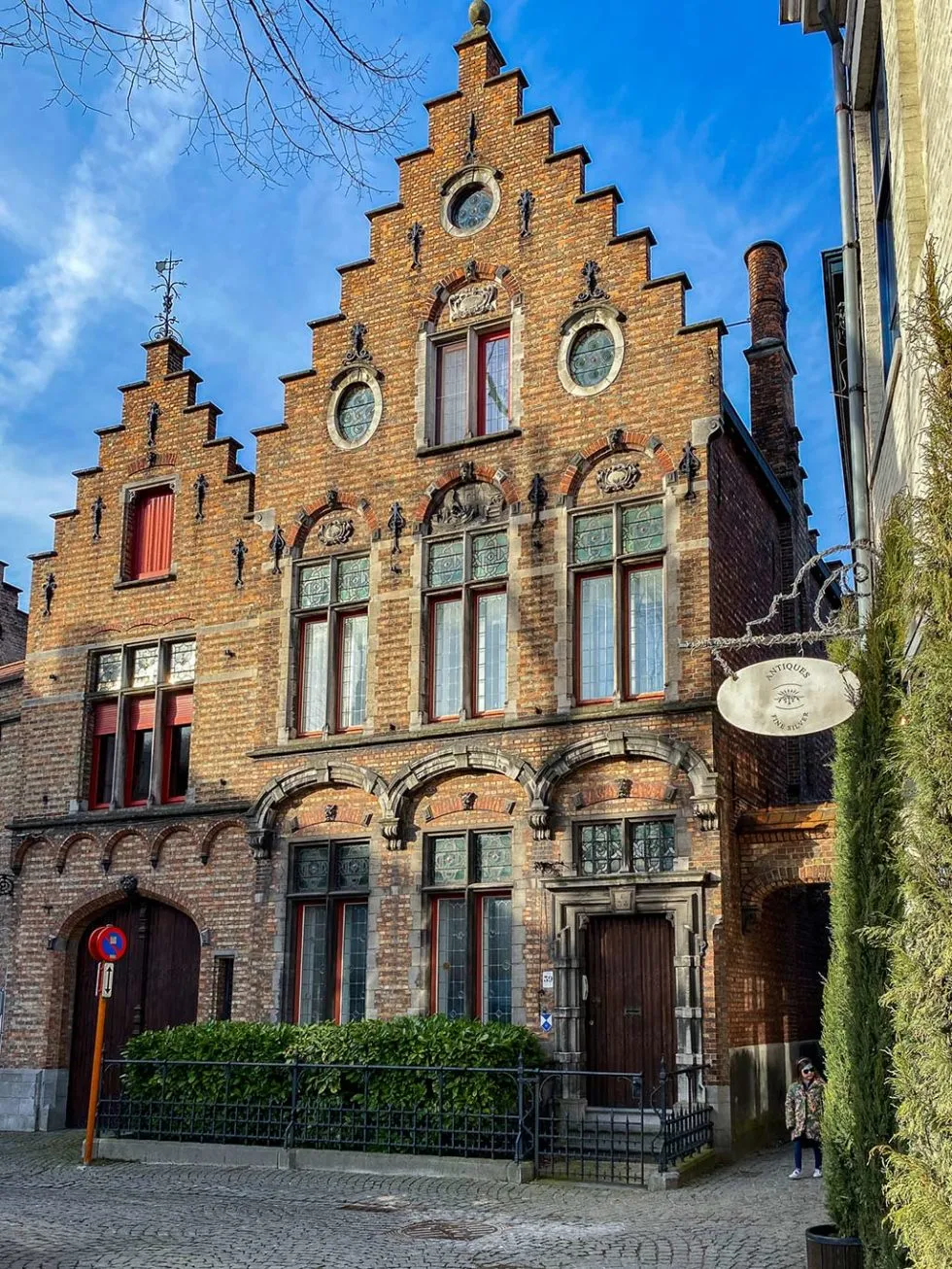 Une vieille bâtisse dans le centre-ville historique de Bruges