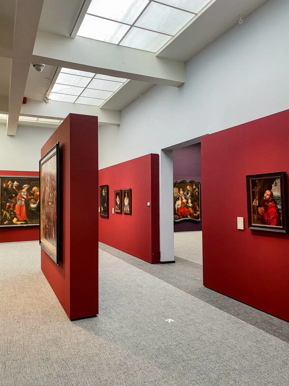 Une jolie salle aux murs rouges propose des oeuvres de primitifs flamands dans le musée Groeninge de Bruges. Un incontournable lors de votre city trip dans la Venise du Nord