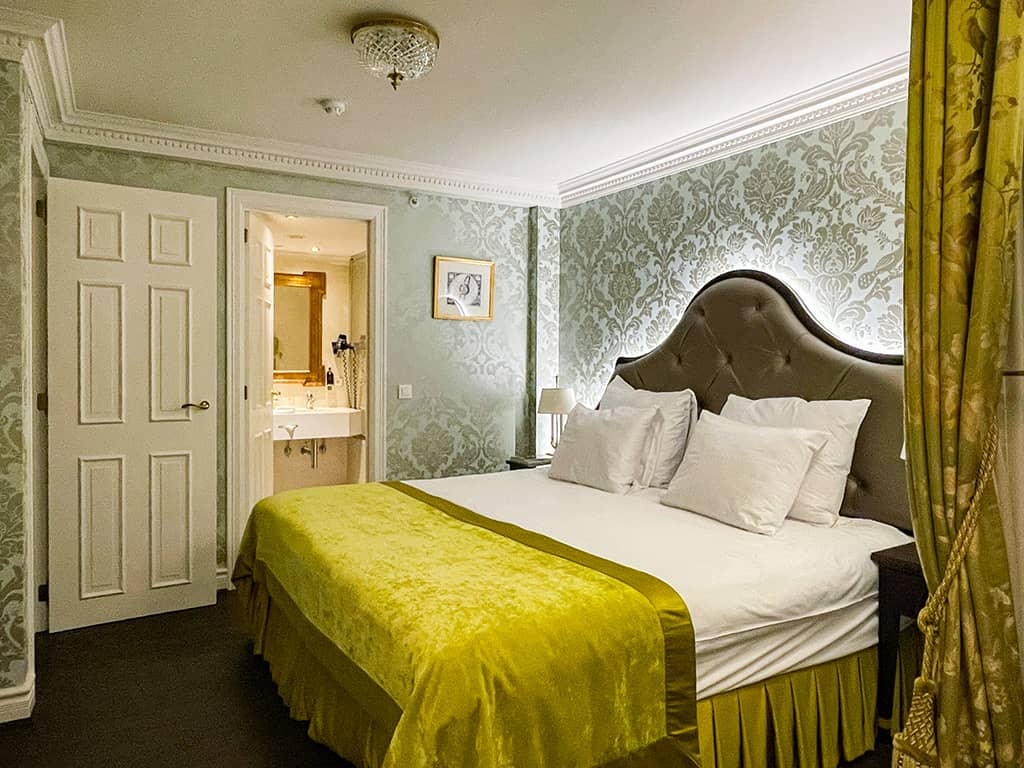 La chambre avec son lit king size au Stanhope Hotel Brussels