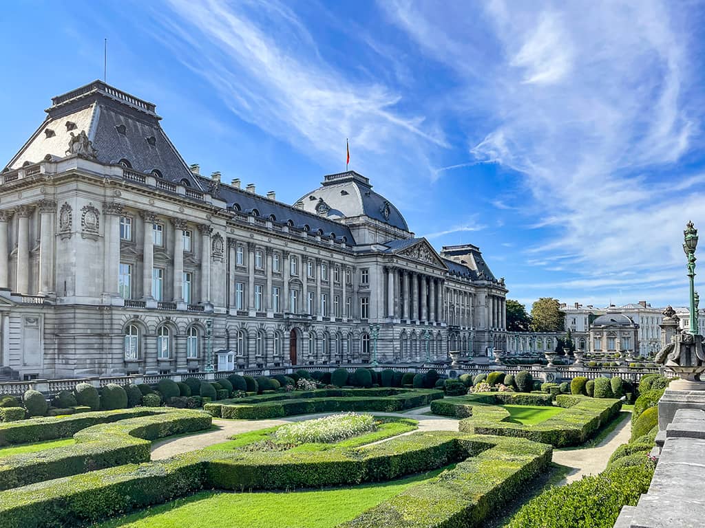 la façade du palais royal de Bruxelles et ses jardins