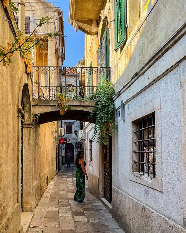Petite ruelle dans la ville de Kotor au Monténégro
