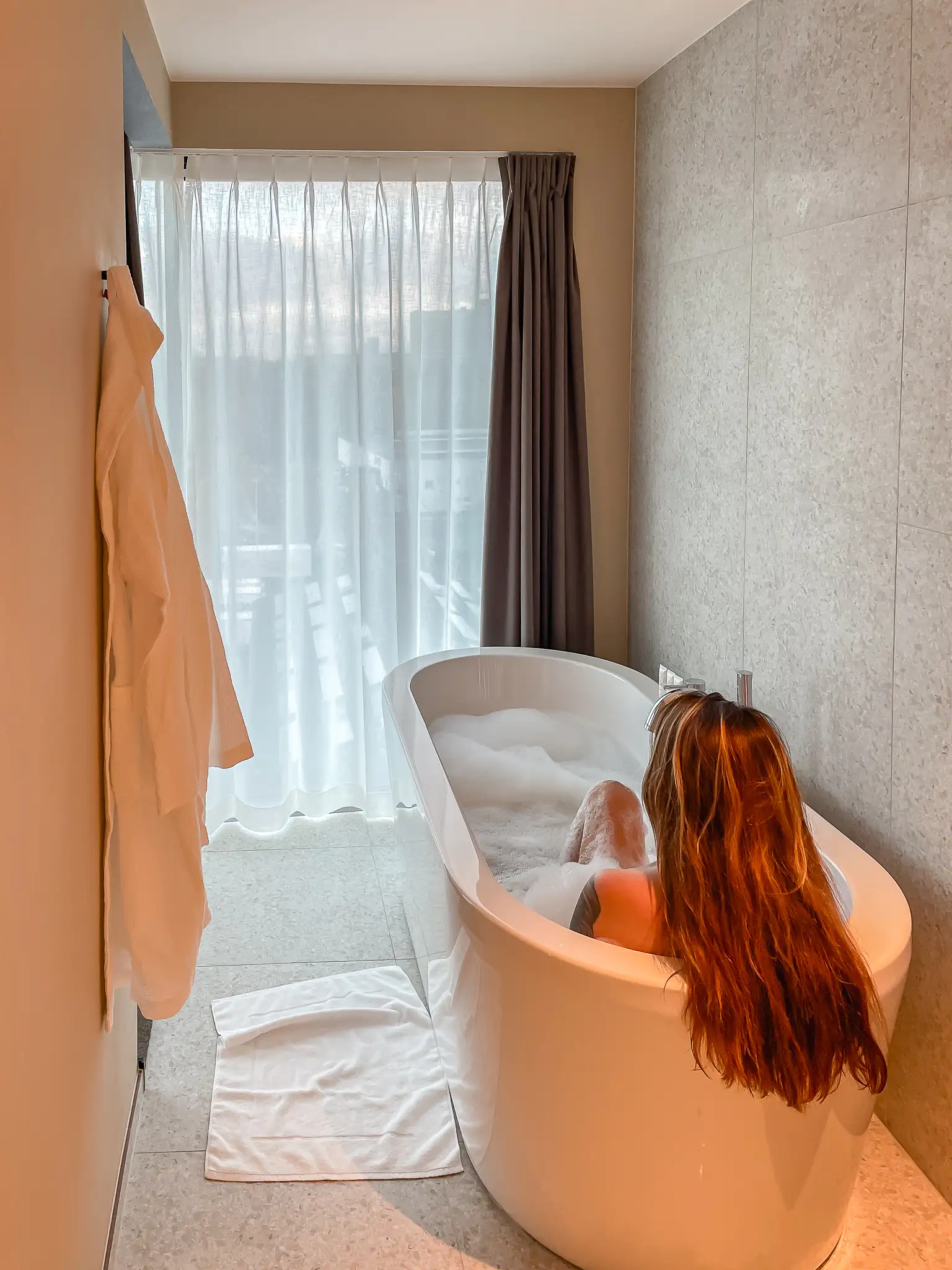 salle de bain dans une suite de l'hôtel Van der Valk Gent - baignoire