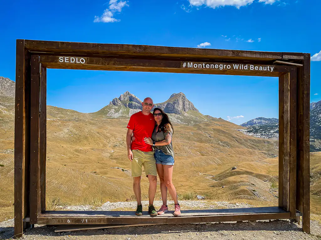 Couple posant devant un cadre dans le parc du Durmitor