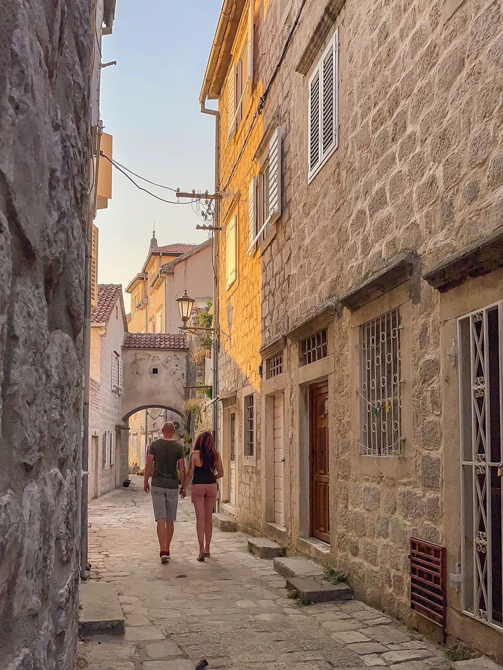 Petites ruelles du village de Perast au Monténégro