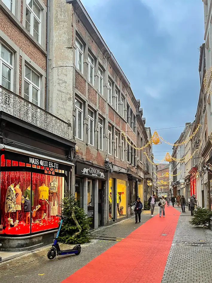 rue commerçante du centre-ville de Namur